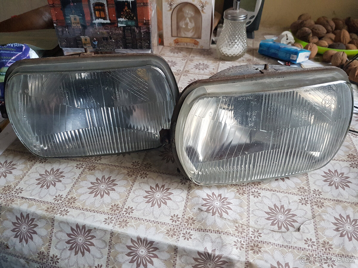 Škoda 105,120 M - přední světlomety