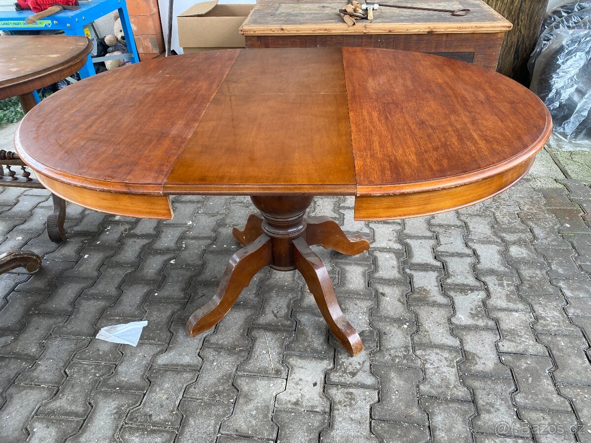 Kulatý rozkládací stůl