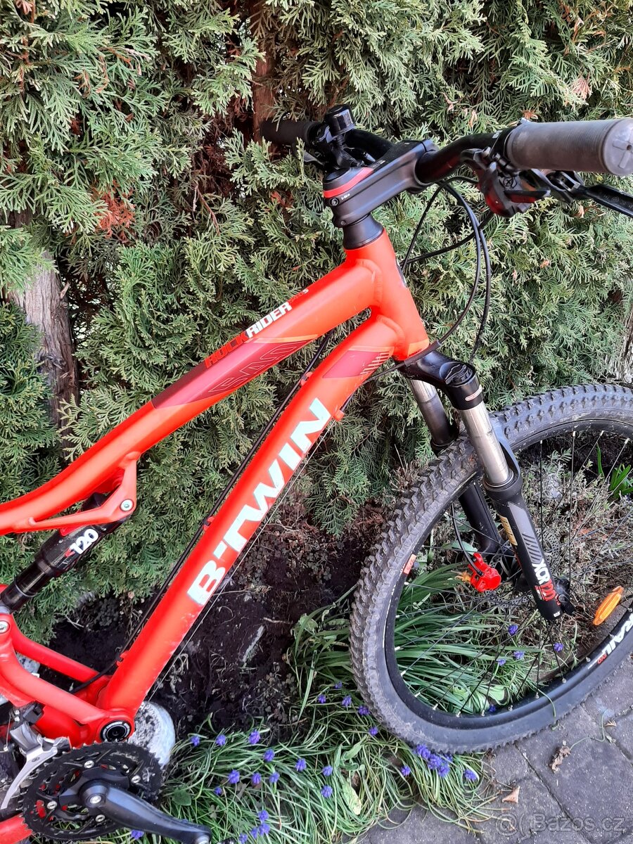 Horské, celoodpruzene enduro kolo BTWIN