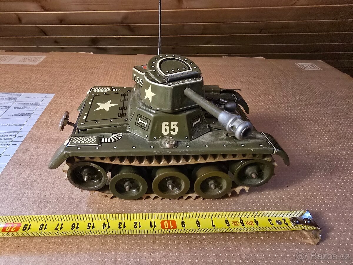 Krasna hračka tank Gama