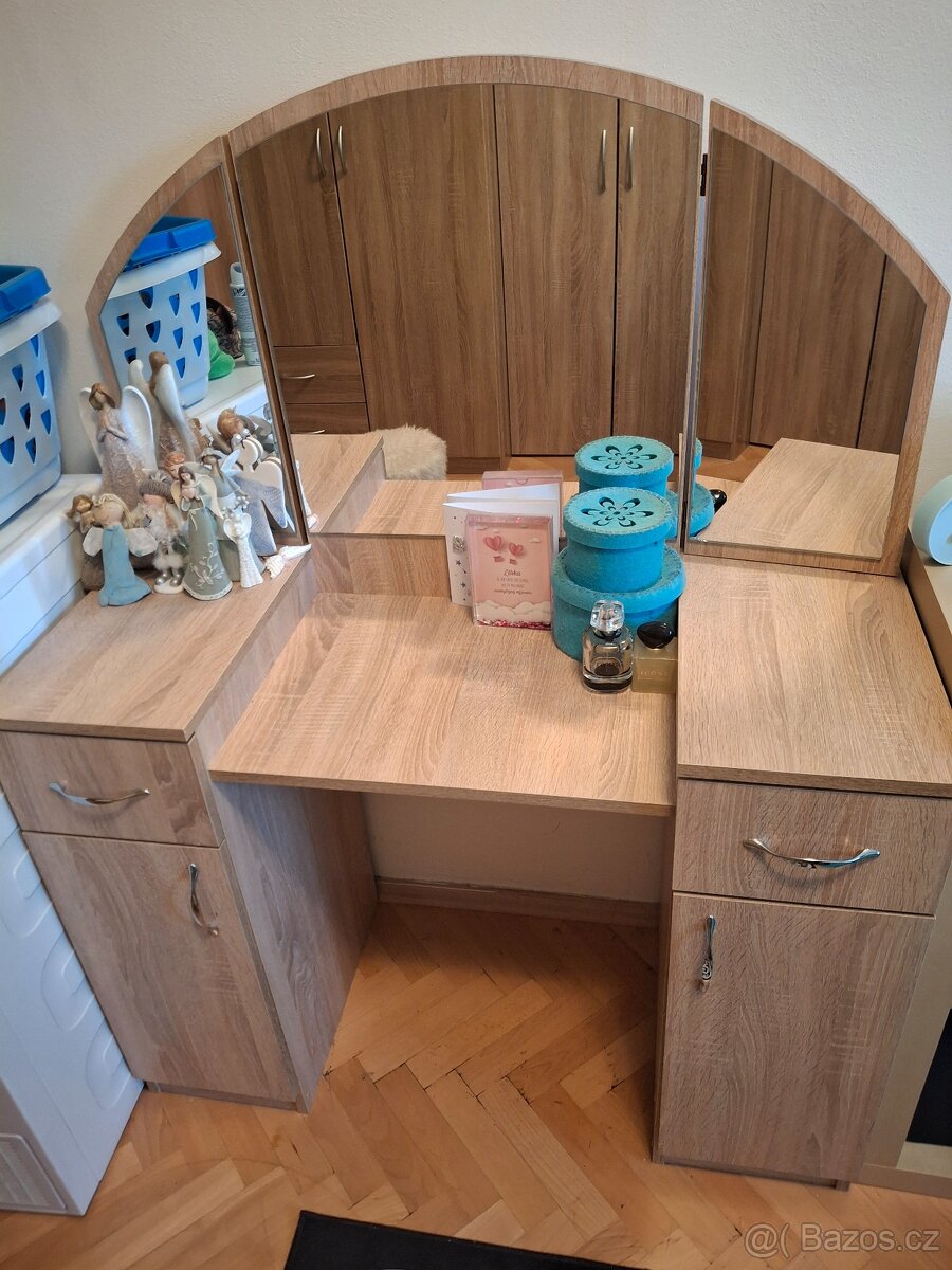 Toaletní stolek