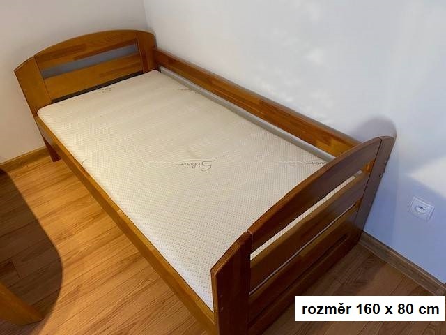 Dřevěná postel 160 x 80 s matrací - použitá