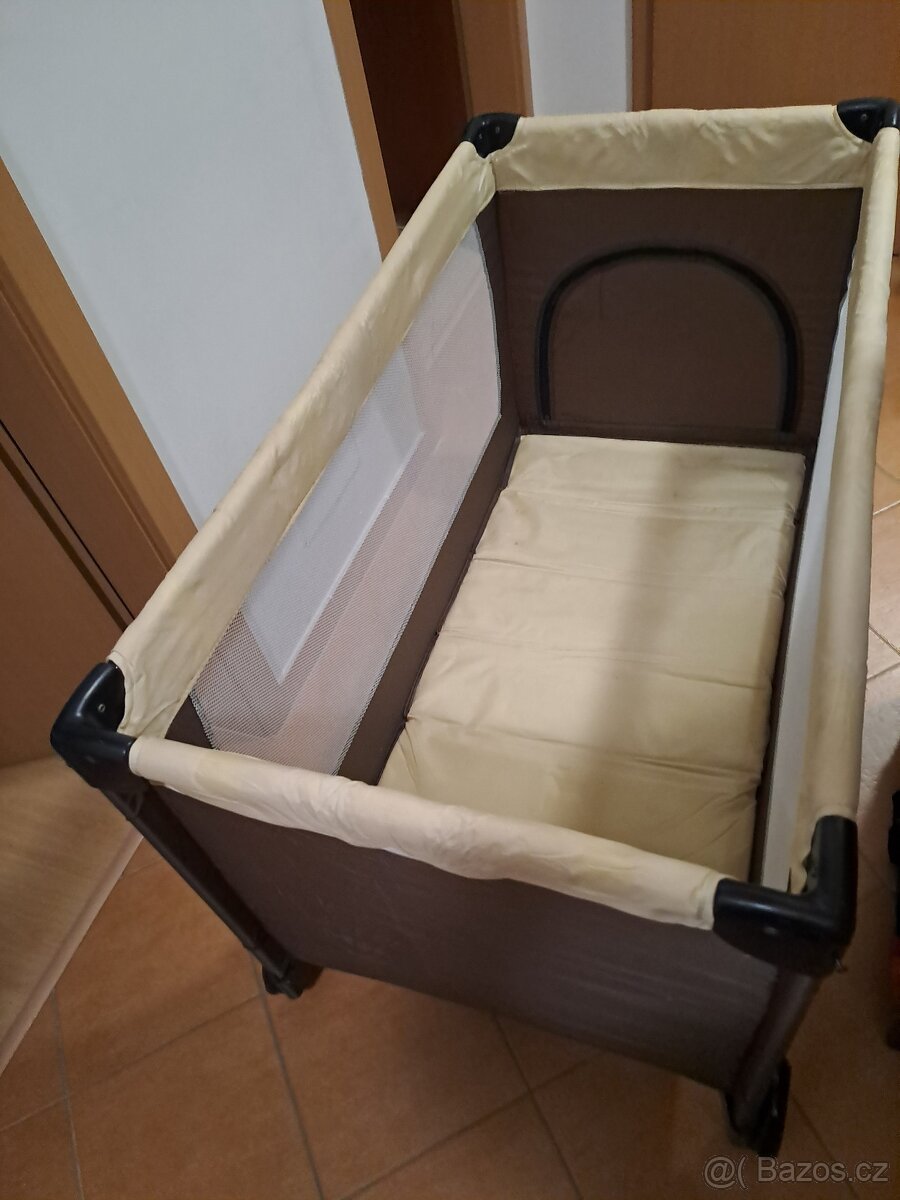 Cestovní postýlka