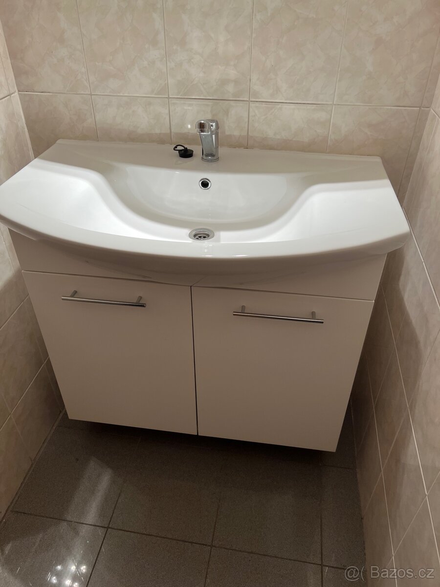 Koupelnová skříň s umyvadlem