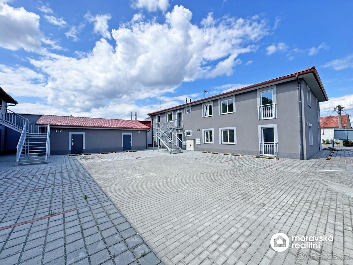 Prodej nového bytu 3+kk s parkovacím stáním a dvorkem ve Vém