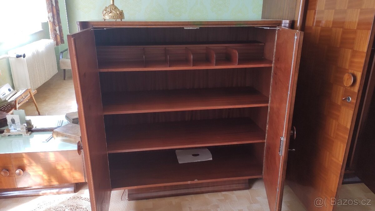 Skříne a zrcadlo se stolkem