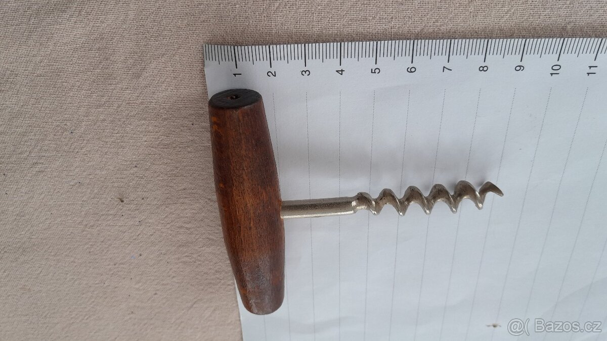 Starý otvírák na víno - vývrtka