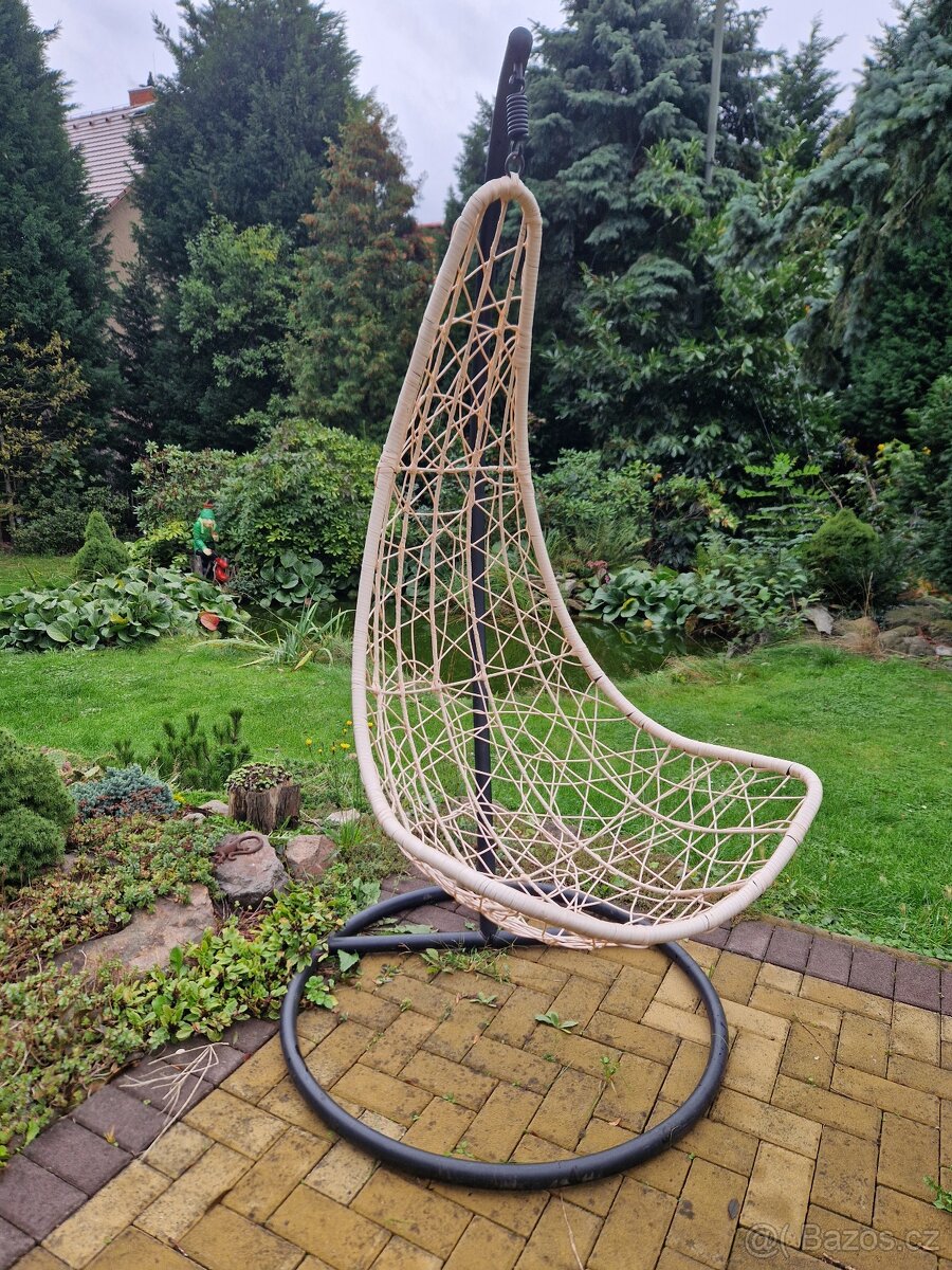 Houpací křeslo vajíčko