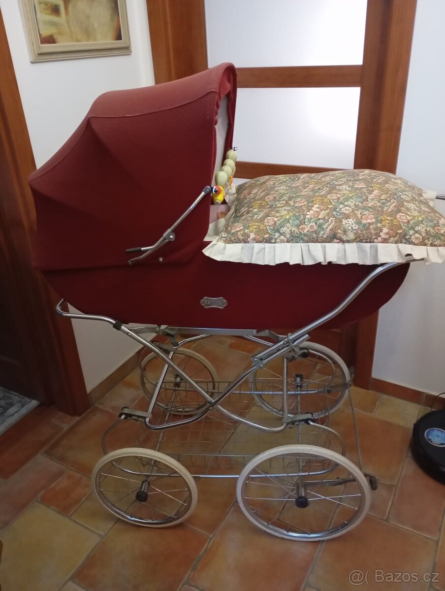 Retro kočárek zekiwa na dítě