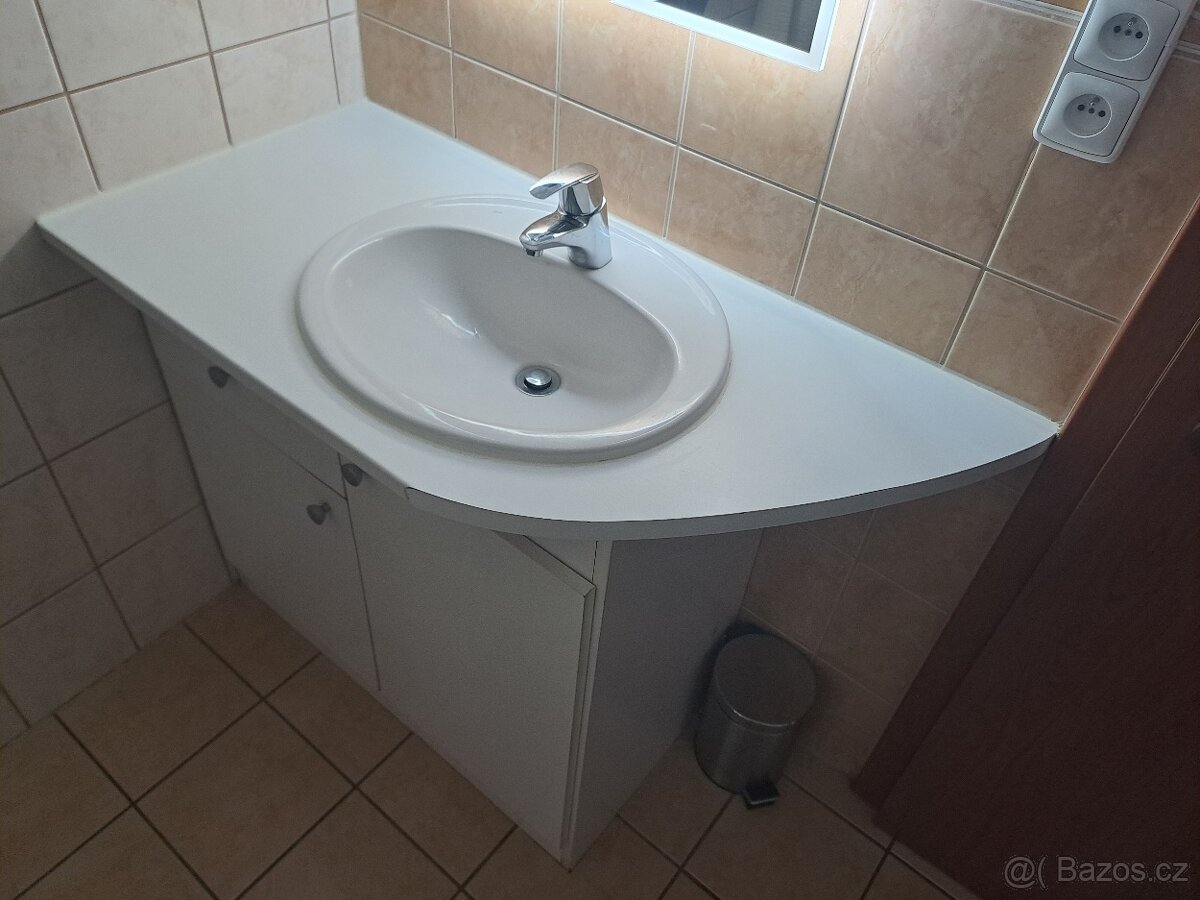Koupelnova skrinka s umyvadlem