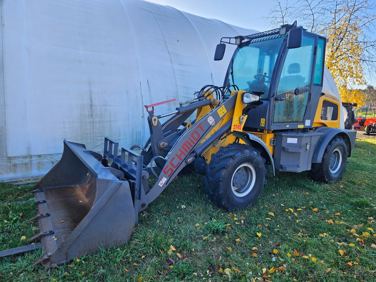 kloubový nakladač 3745