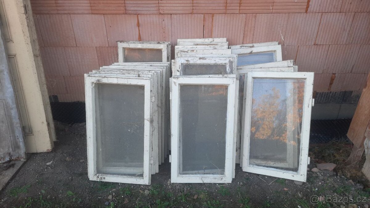 Staré okna bez rámu