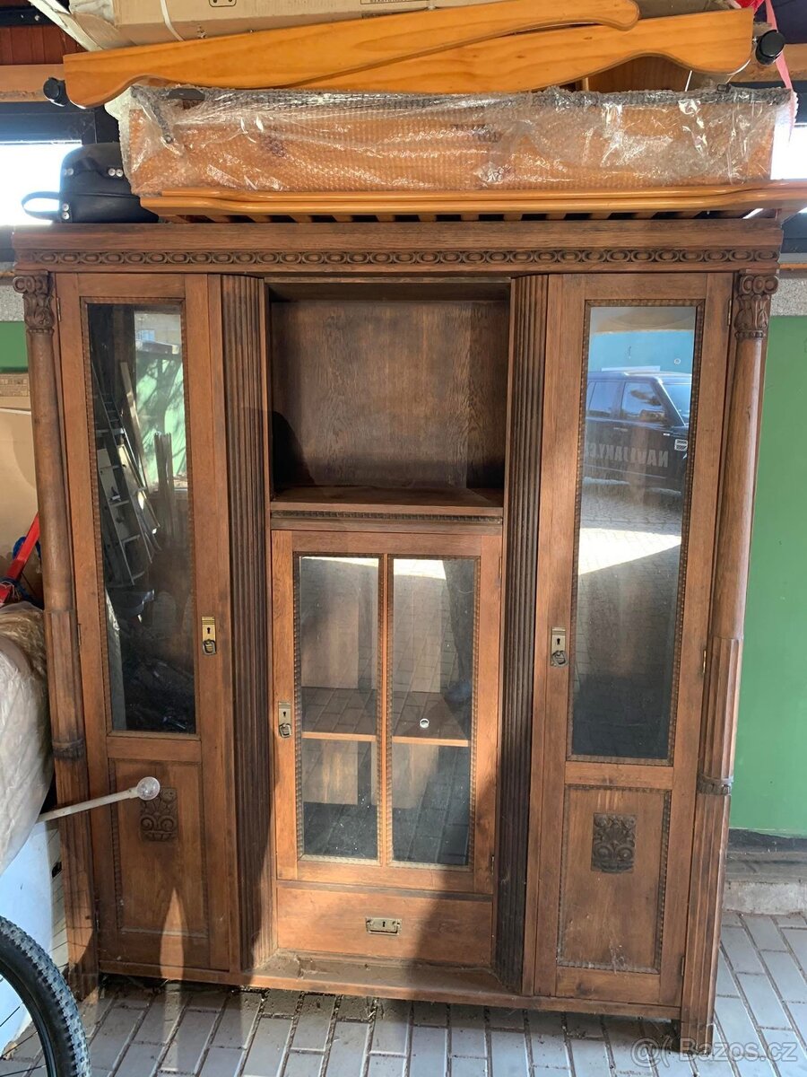 Historická skříň po renovaci