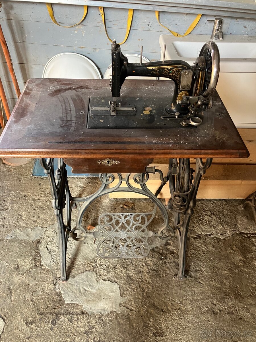 Starožitný šicí stroj