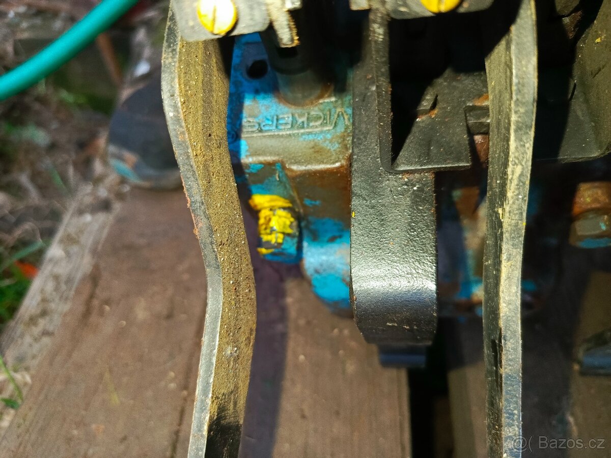Hydraulicky rozvadec 3sekcni Vickers