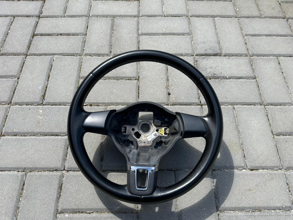 VW GOLF 6 tříramenný kožený volant.