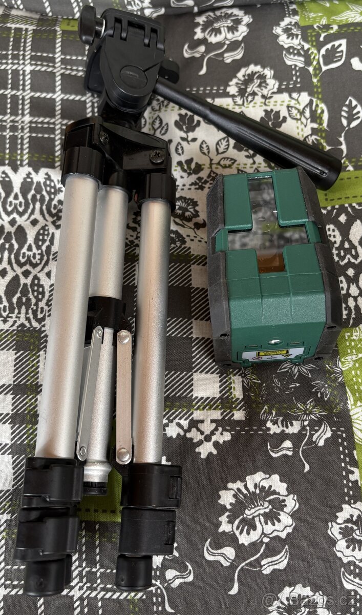 Křížový linový laser se stativem Parkside PKLL 10 B3