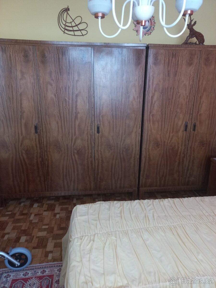 Dřevěné skříně mahagon dvoudveřová a trojdveřová