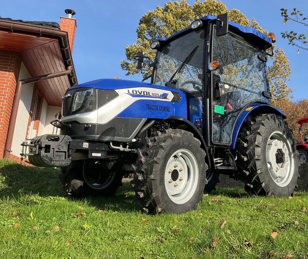 TRAKTOR LOVOL M254 s kabinou