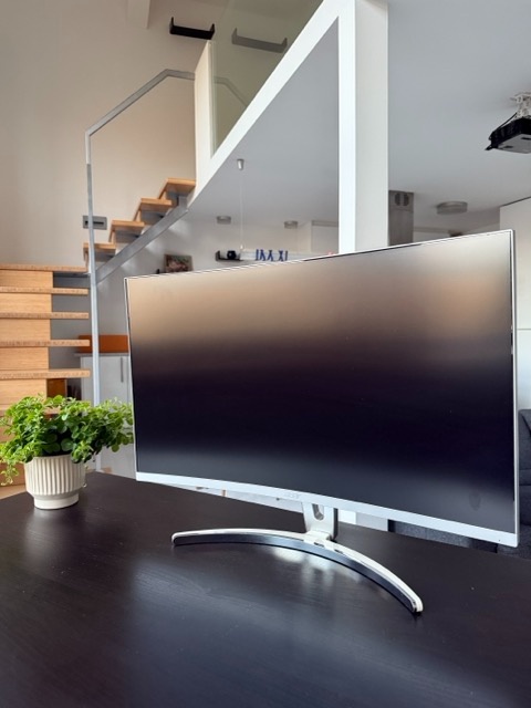 Acer 27″ zakřivený monitor, bílé provedení