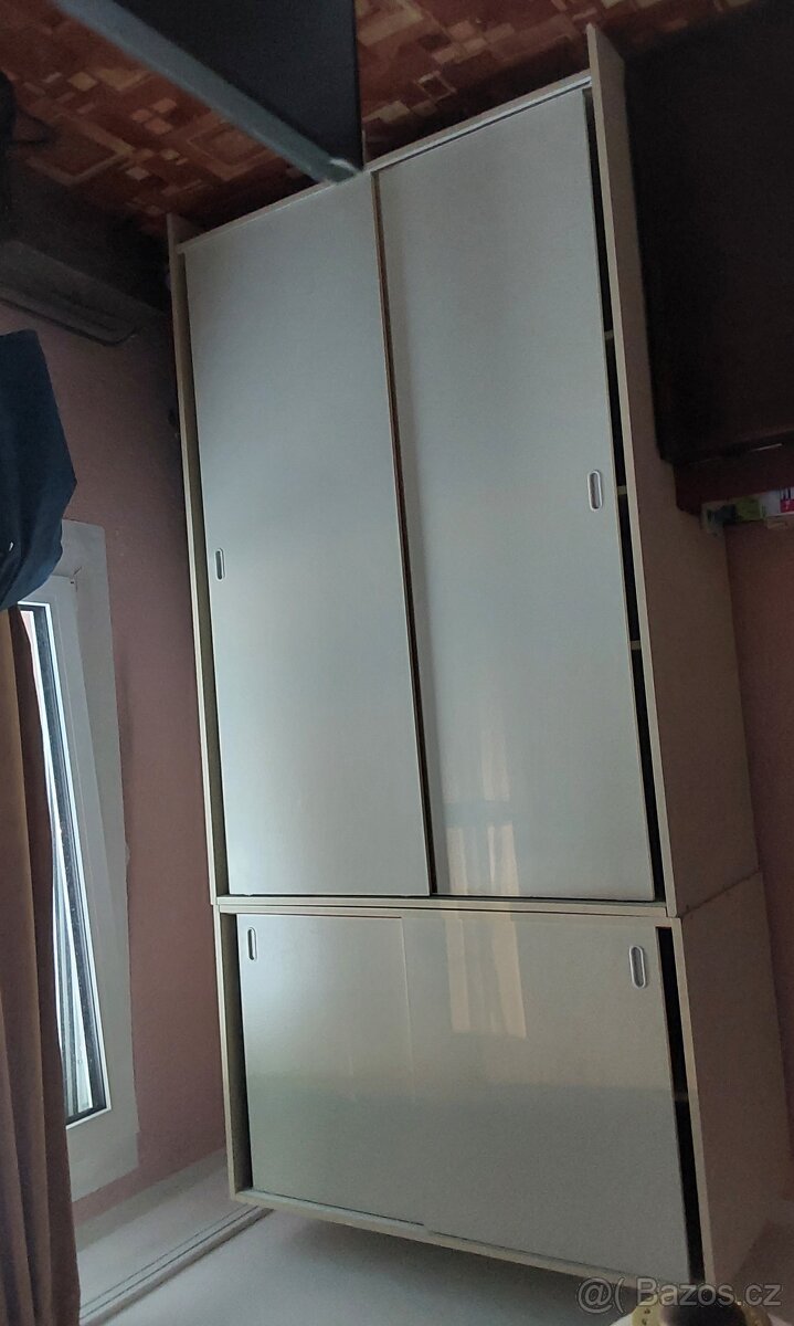 Skříň s posuvnými dveřmi + nástavec za odvoz
