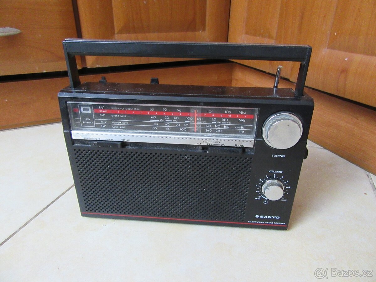Nabízím retro radio Sanyo. Radio nehraje,. Chybí antena. Pro