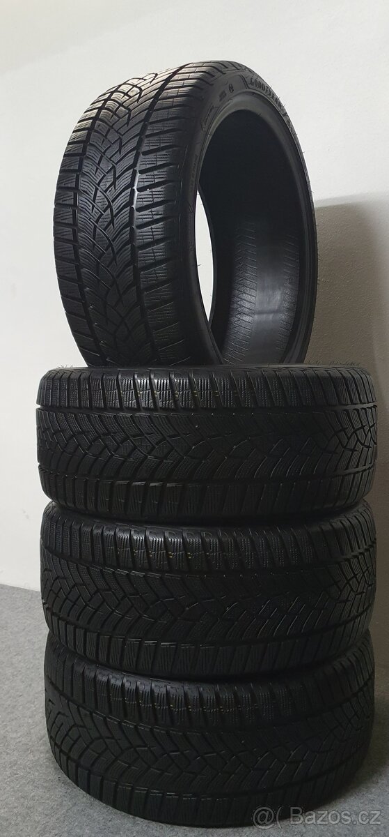4x -- 225/40 R18 Zimní pneu Goodyear UltraGrip Performance +