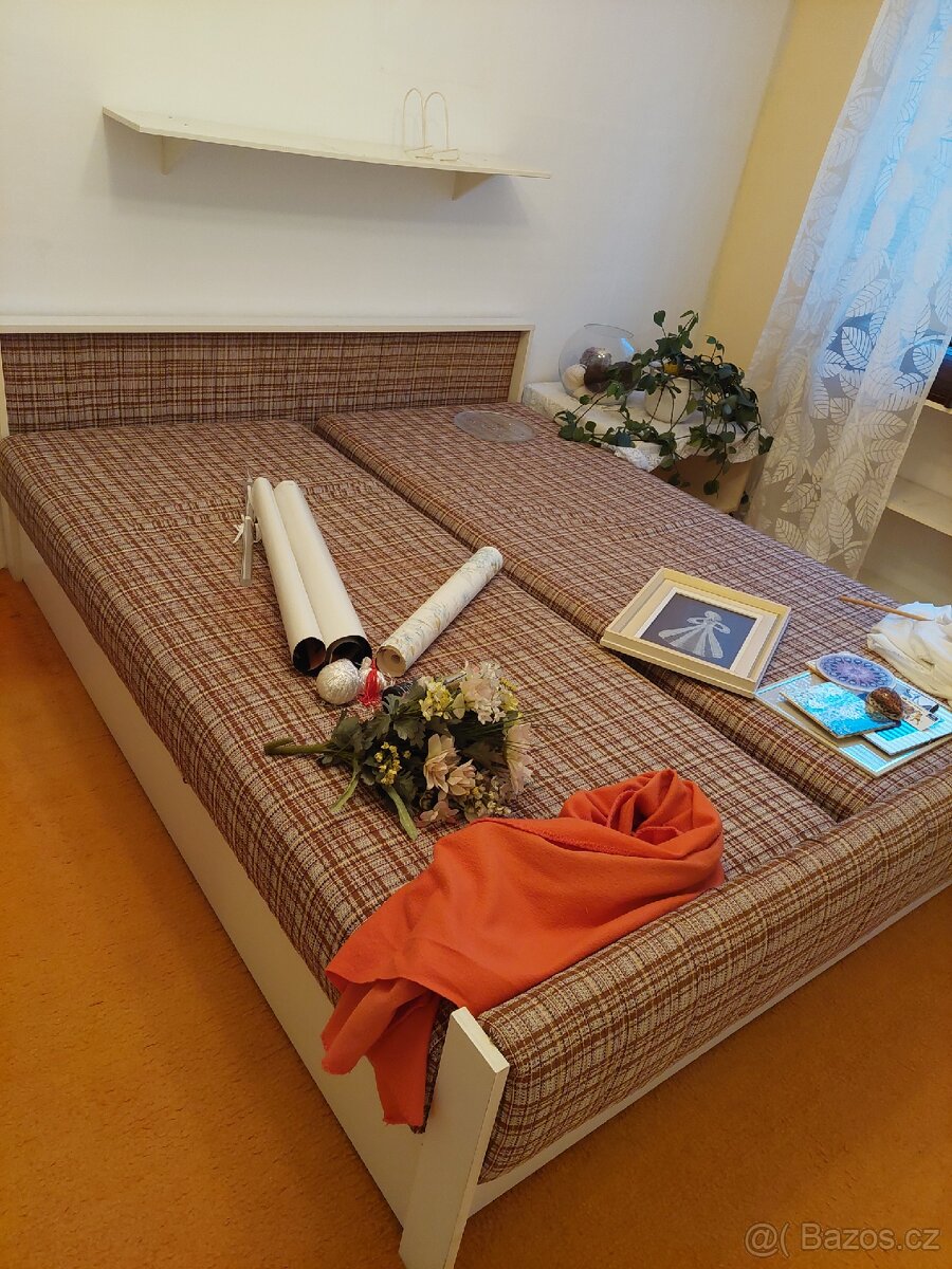 Dvoulůžková postel