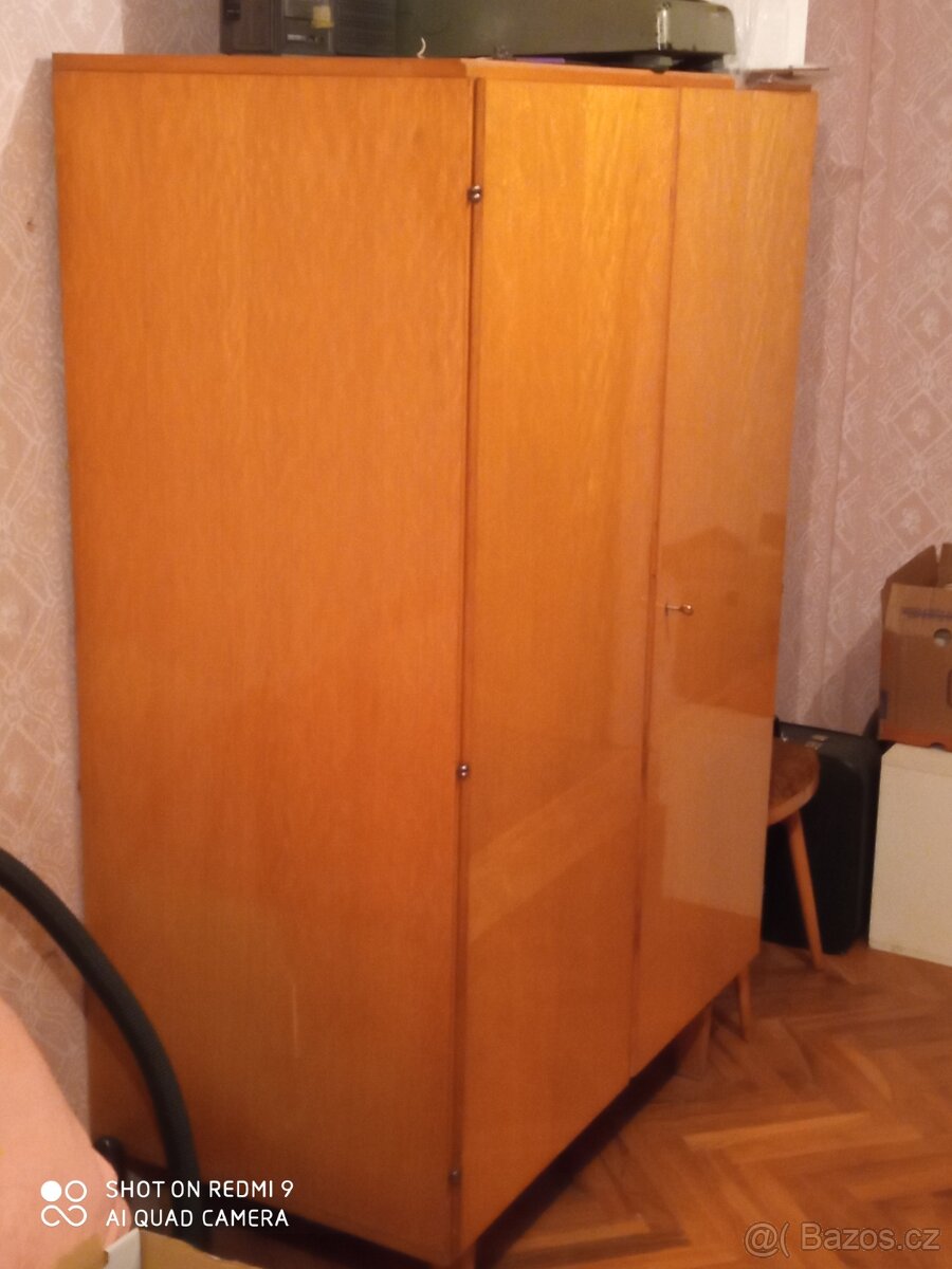 SKŘÍŇ policová // SKŘÍŇ šatní s nádstavcem- velmi dobrý stav