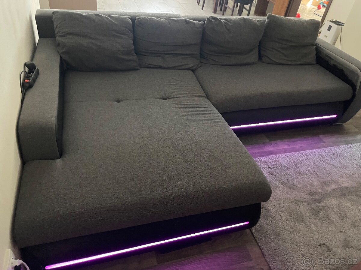 Rozkládací šedá pohovka s LED světly