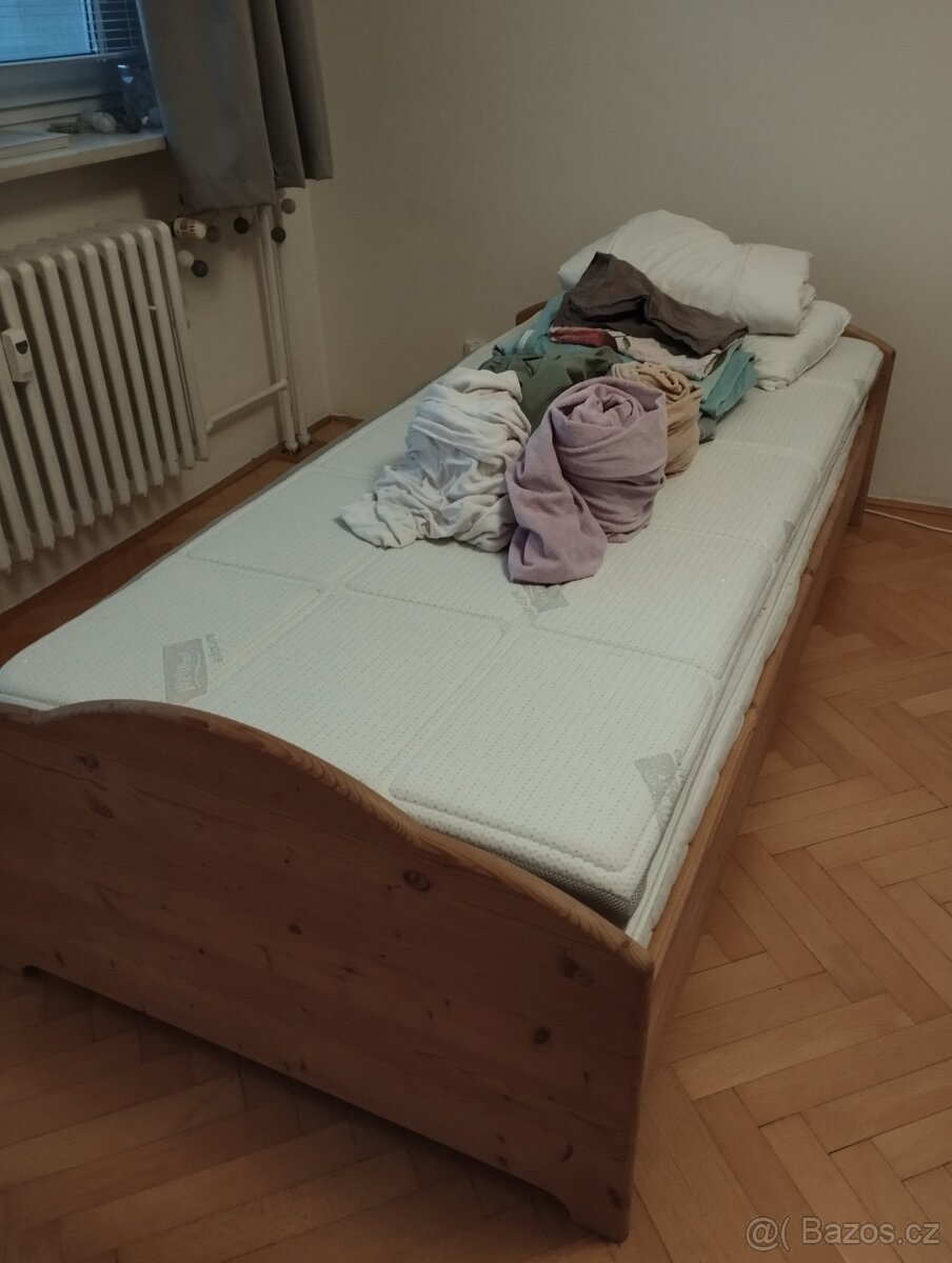 Postel se dvěma matracemi, lůžkovinami a ložním prádlem