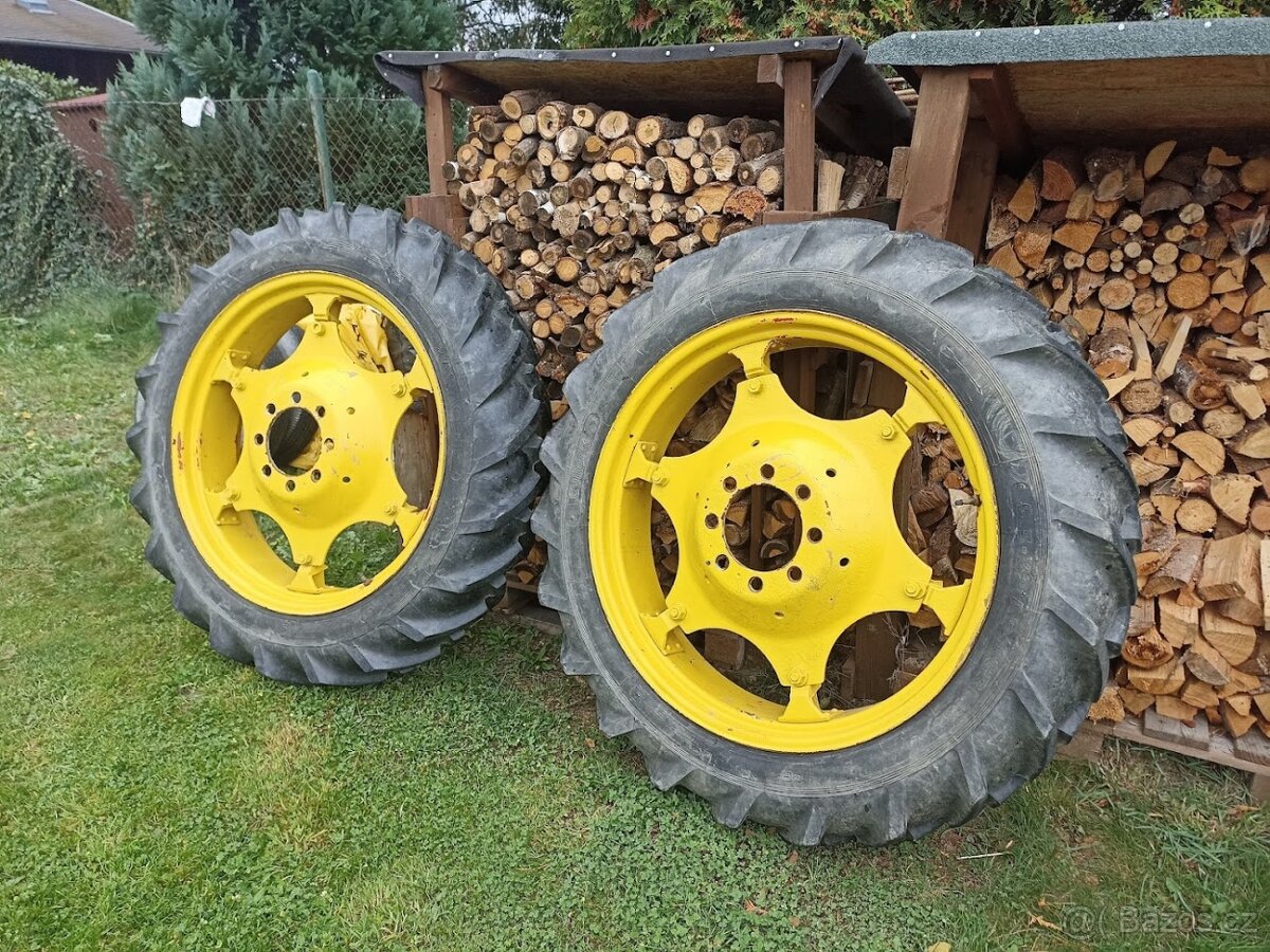 Zadní kompletní kola Zetor 9,5-32 + pneu 12,4-28 navíc