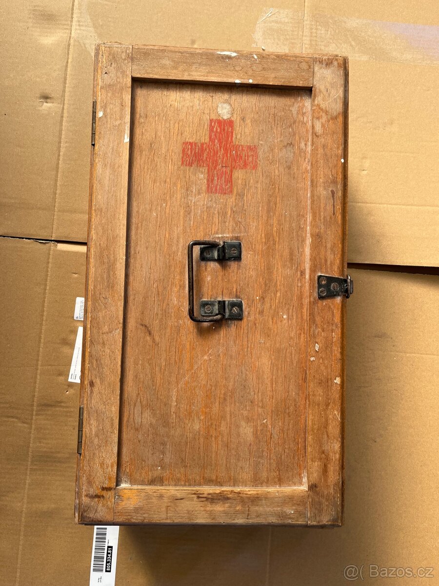 RETRO DŘEVĚNÁ LÉKÁRNIČKA