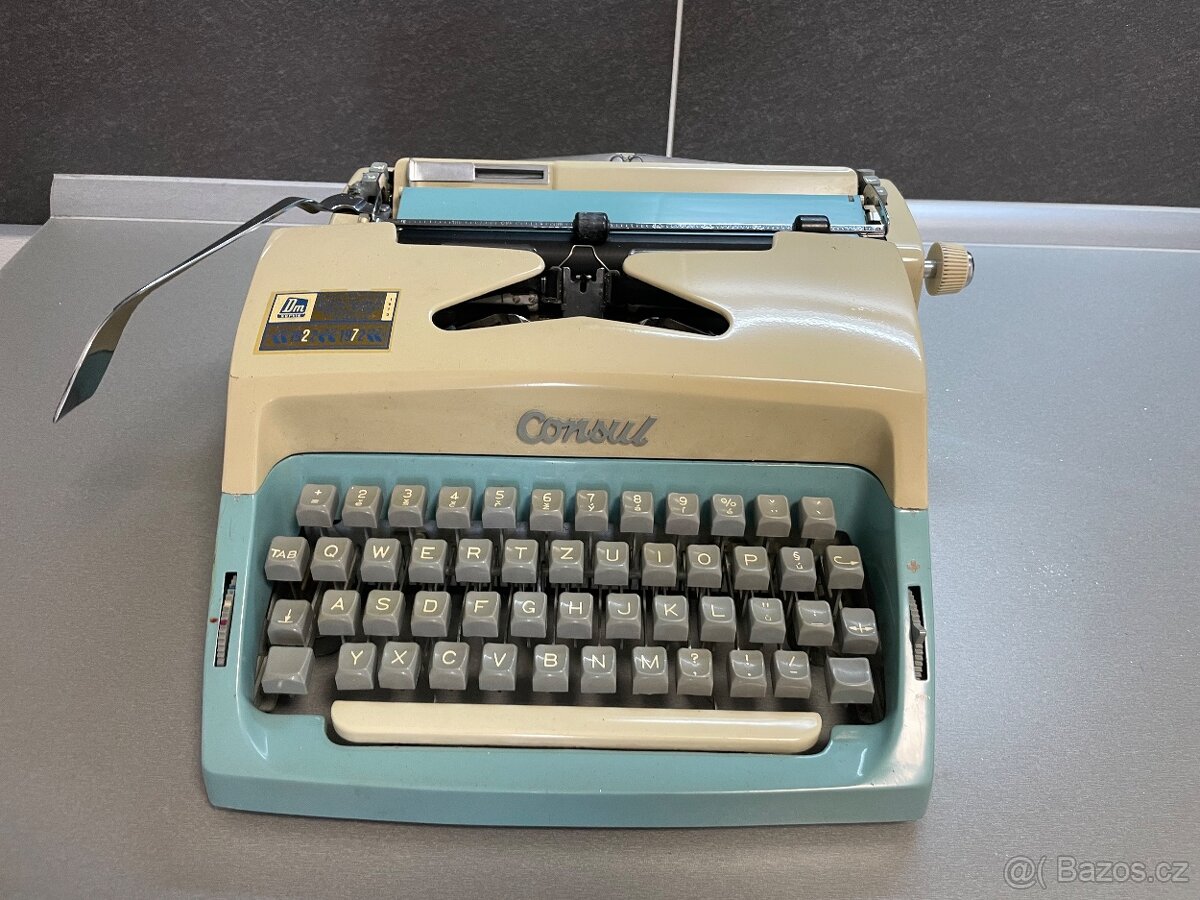 Psací stroj Consul s kufrem