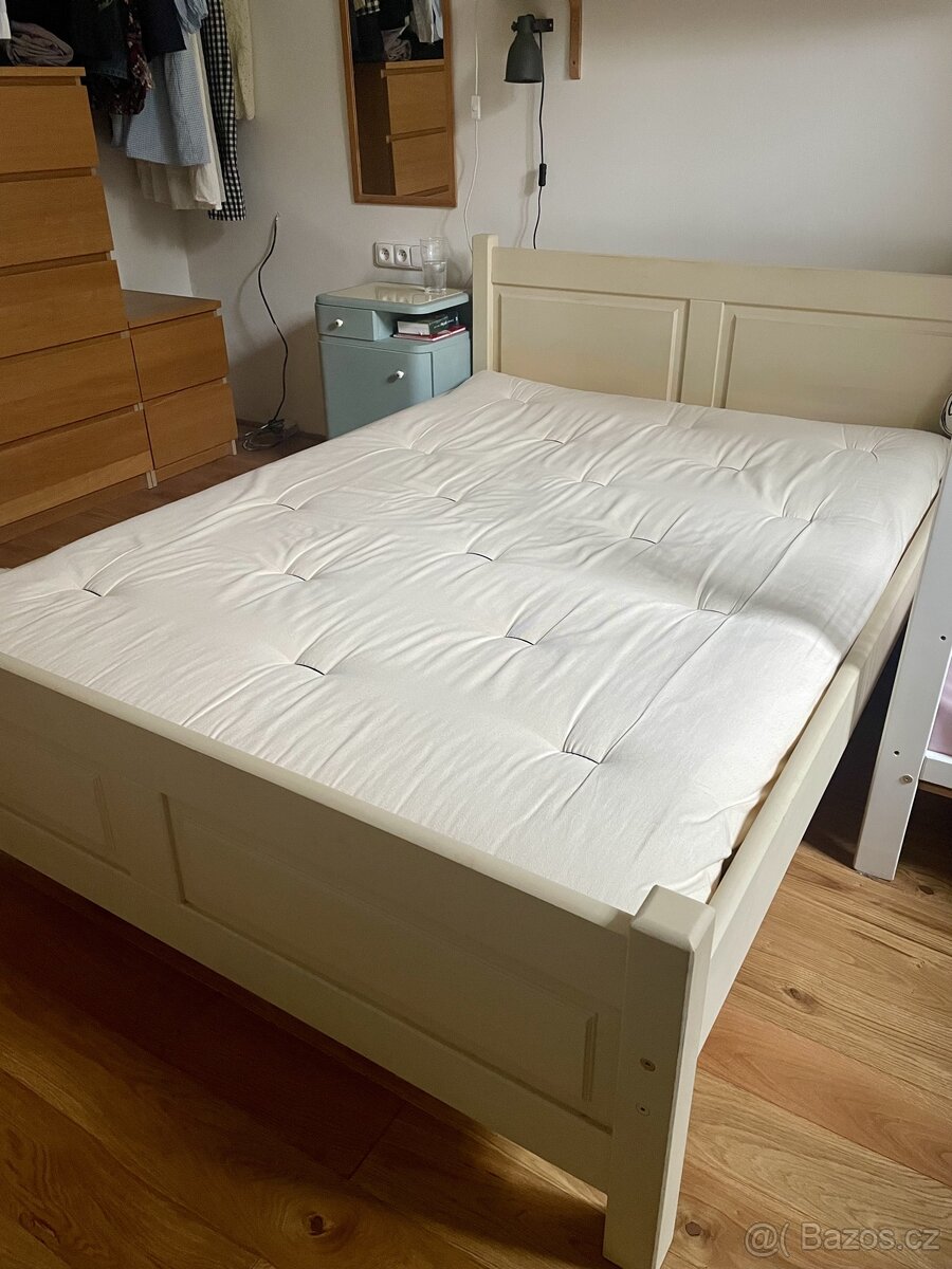 Dřevěná masivní postel 140 cm