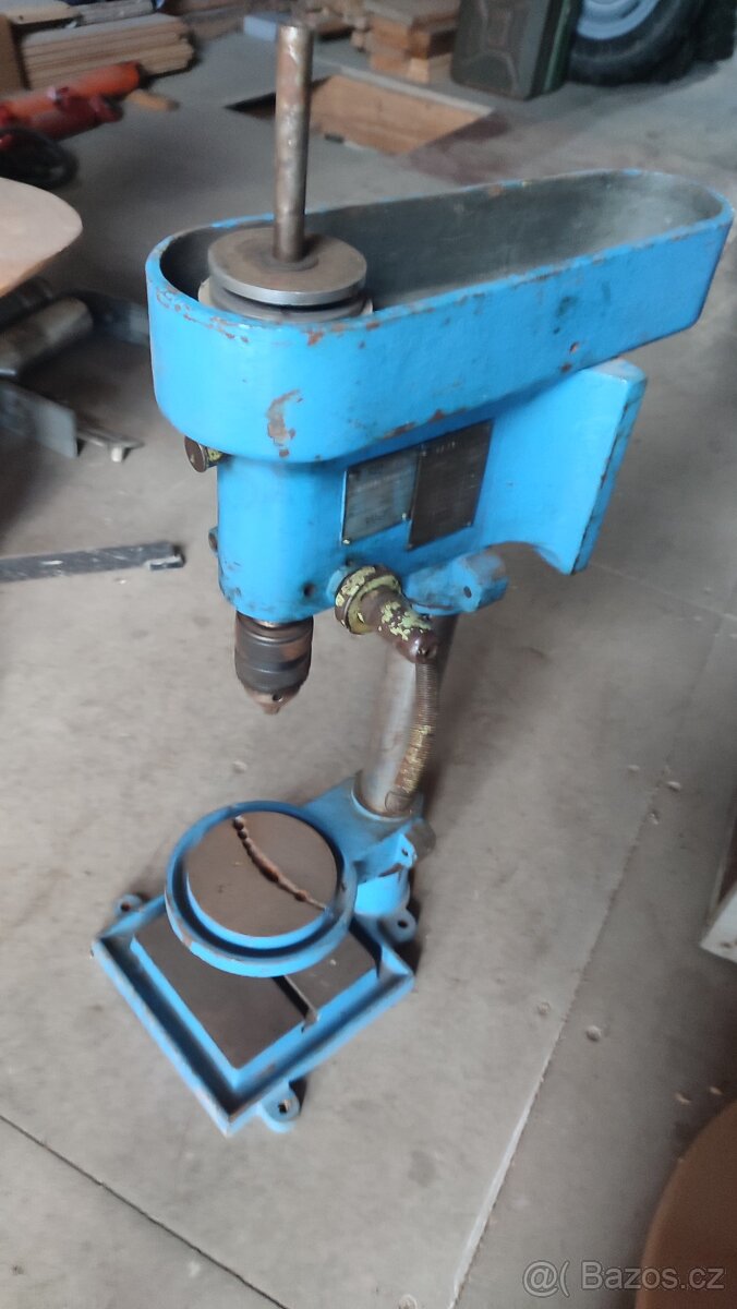 Malá litinová stojanová vrtačka tovární výroby