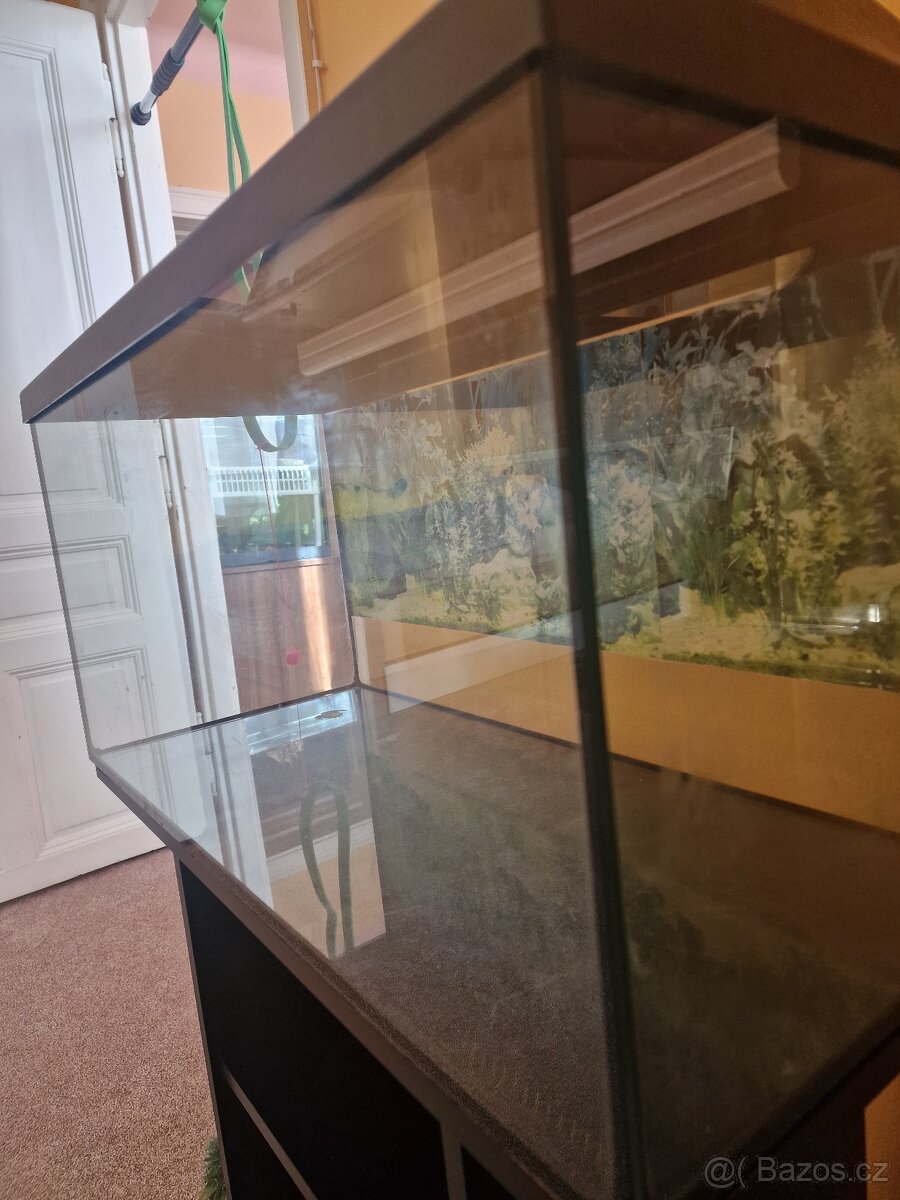 Akvarium + stolek + lampa