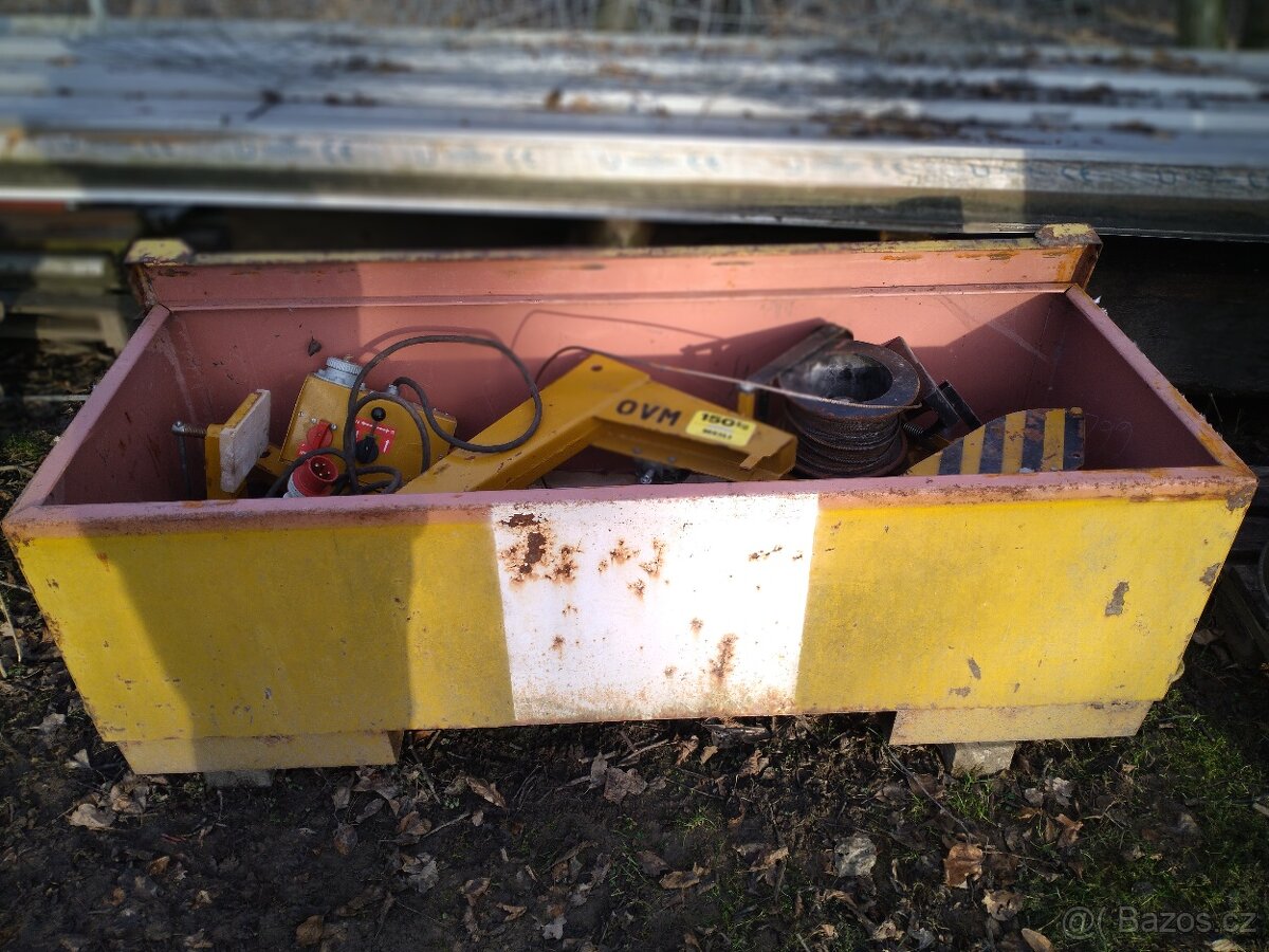 Stavební vrátek, jeřáb.