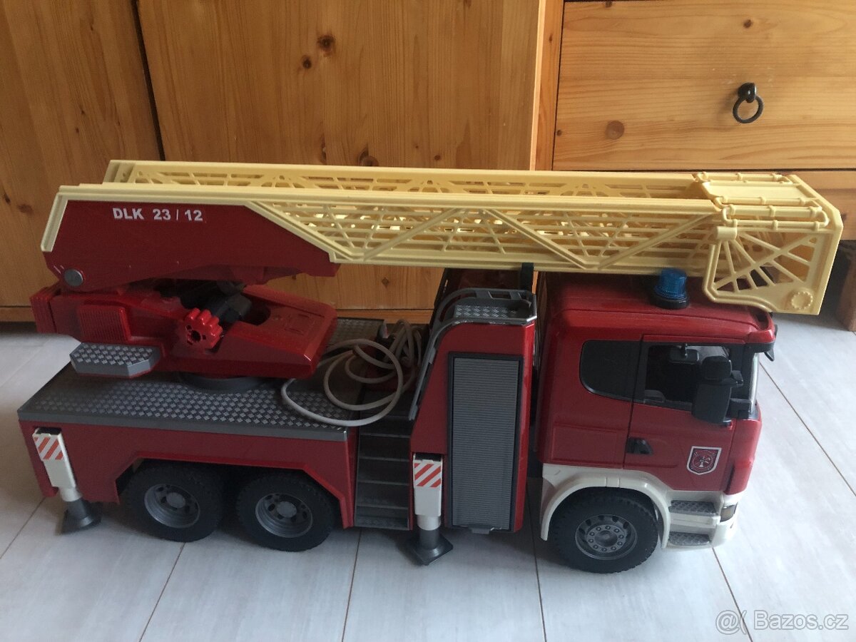 Hasičské auto Scania + žebřík (Bruder)