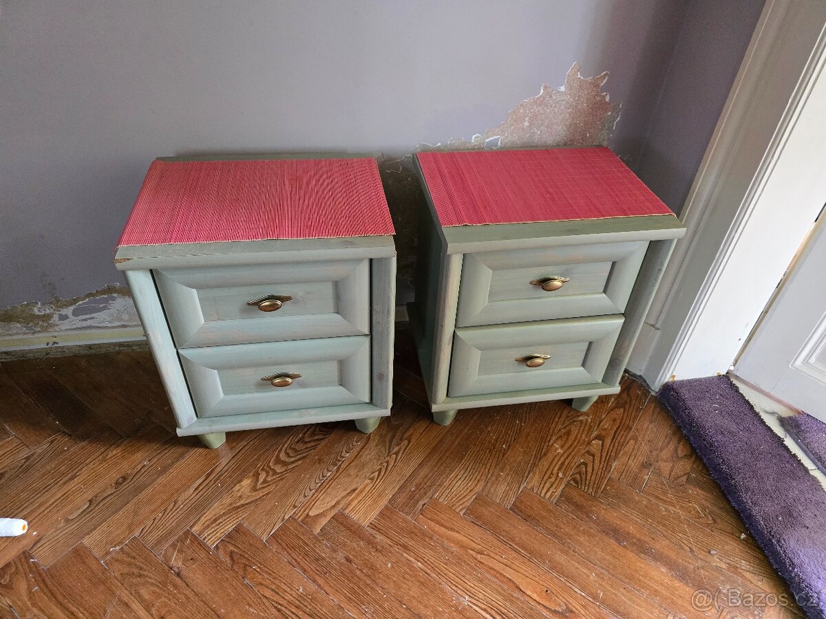 Dřevěný noční stolek