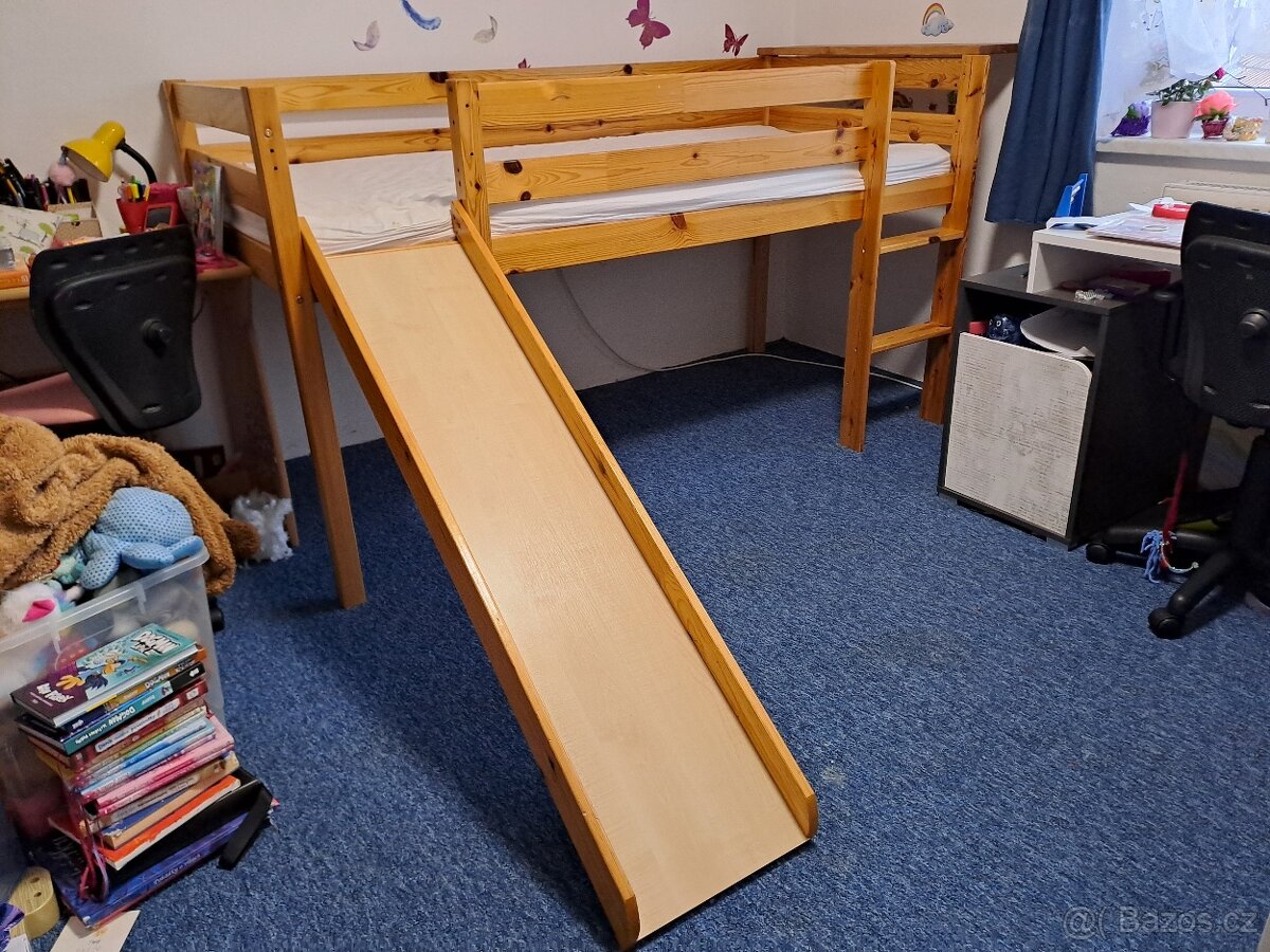 Dětská postel s klouzačkou