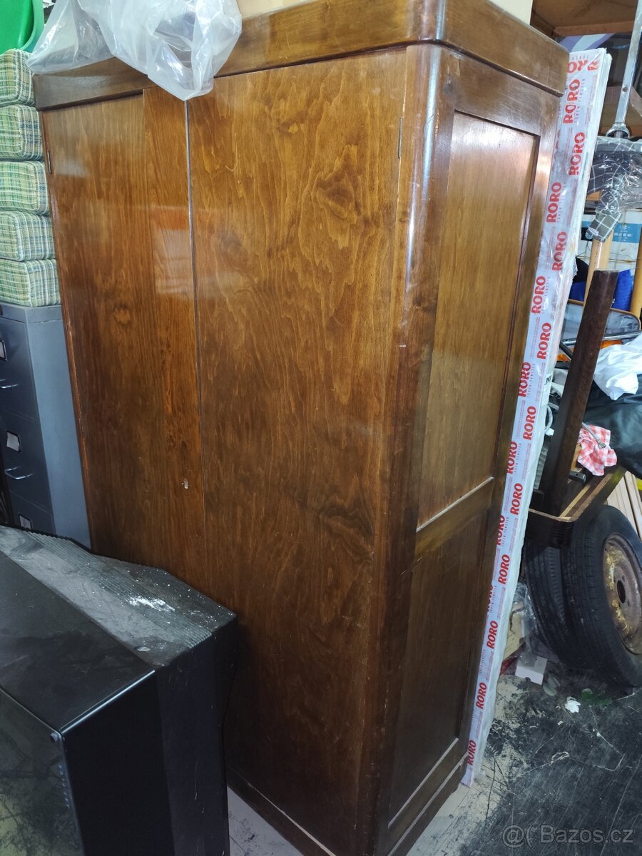 Šatní skříň masivní