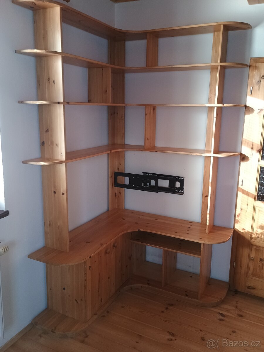 Regán rohový dělaný na míru od stolaře