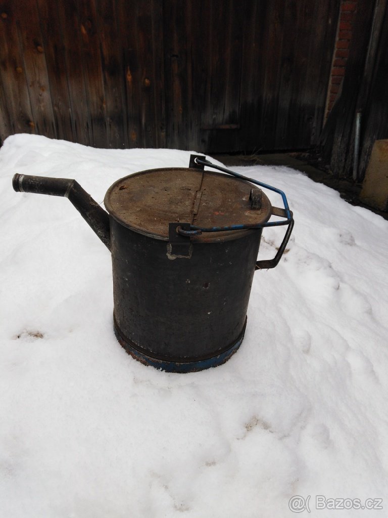 Plechová nádoba na olej