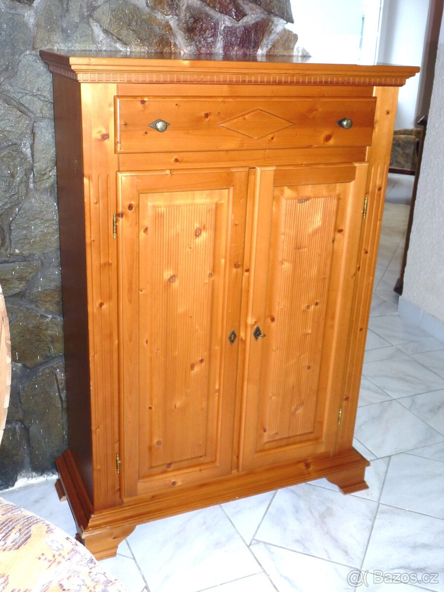 celodřevěná vysoká komoda / botník