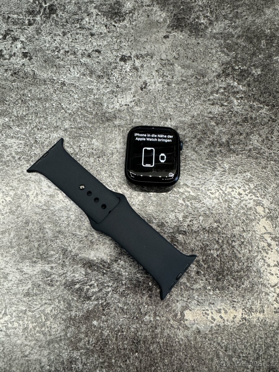 Apple Watch 8 45mm Midnight Celluar + černý pásek