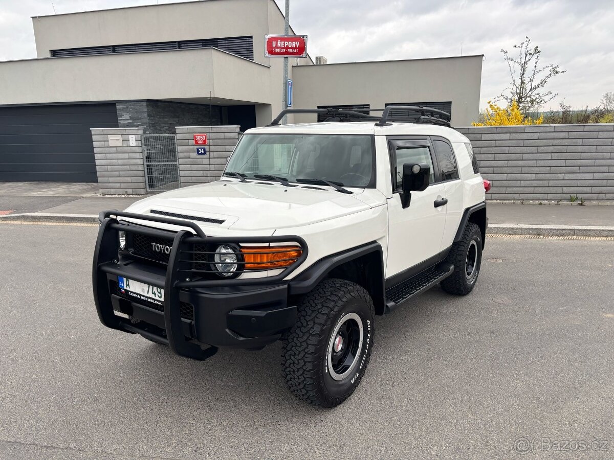 Toyota FJ Cruiser bez koroze s plnou výbavou do terénu