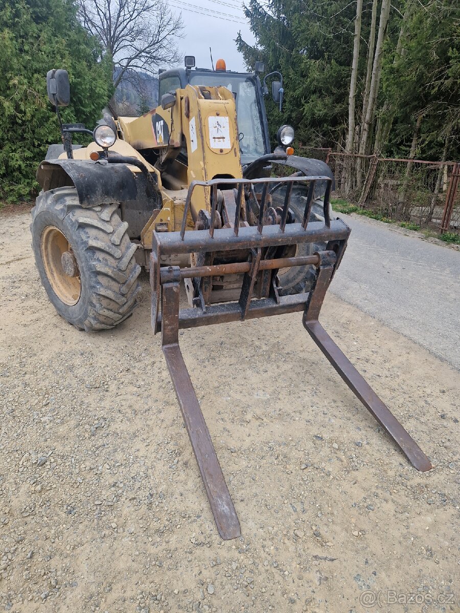 Kolový teleskopický manipulátor Caterpillar cat jcb