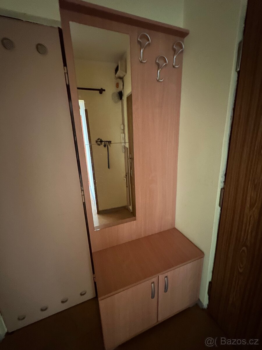 Prodám botník s věšákem.