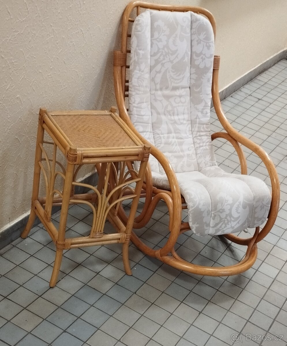 Starší velké kvalitní Bambusové houpací křeslo se stolkem.